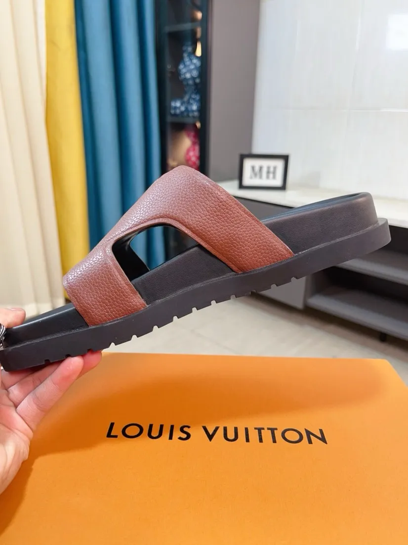 Men's shoes💰300🌹🌹【LV】Multi-color new men's slippers, original top-quality version, original special cowhide with pebbled embossing➕sheepskin on the inner and side, non-slip combination sole, more stable walking, more comfortable and lightweight, high-end and generous, size: 38~44